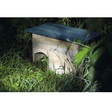 Fledermauskasten aus Holz im Gras