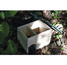 Holzhaus für Igel mit grünen Dachelementen im Garten