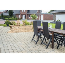 Außenbereich mit gepflasterter Terrasse, Gartenmauer und Sitzgruppe