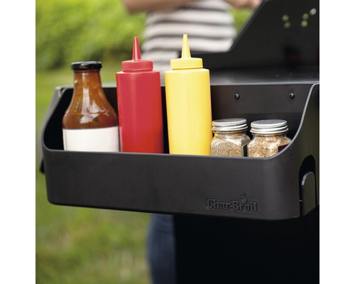 Grillablage mit Saucenflaschen und Gewürzgläsern