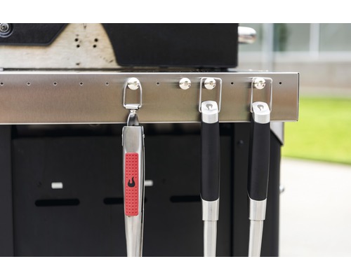 Grill mit Grillzange und Grillbesteck