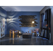 Wohnzimmer mit zwei Stühlen, einem Couchtisch, einer Stehlampe und Vorhängen