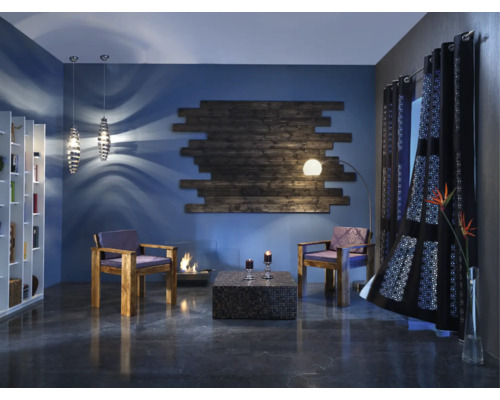 Wohnzimmer mit zwei Stühlen, einem Couchtisch, einer Stehlampe und Vorhängen