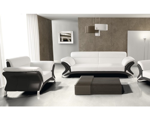 Wohnzimmer mit Sofa, Sesseln und Couchtisch