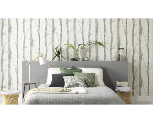 Schlafzimmer mit Bett vor einer Wand mit Birkenwald Tapete