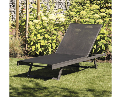 Sonnenliege aus Metall und Textilgewebe im Garten