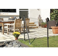 Gartenszene mit flexibler Beeteinfassung aus Kunststoff und Metallpfosten