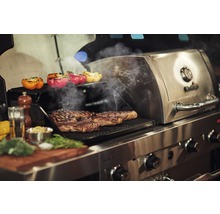 Grill mit Steaks und Paprika auf dem Rost