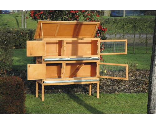 Zweigeschossiger Hasenstall aus Holz mit offenen Türen und Drahtgitter