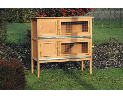 Doppelstöckiger Holzstall für Kleintiere mit Drahtgittertüren im Garten