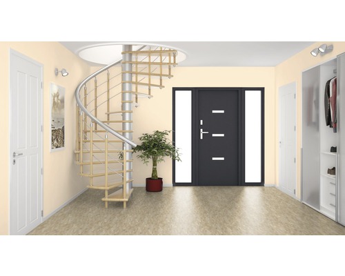 Heller Flur mit Wendeltreppe, Türen und Garderobenschrank.
