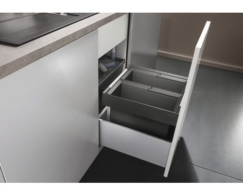 Offener Küchenschrank mit Abfalltrennsystem