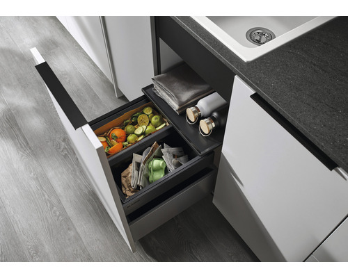 Küchenschublade mit Abfallbehältern und Ablagefläche für Küchenutensilien