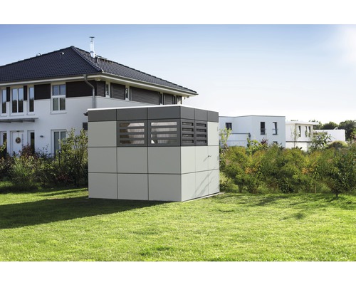 Garten mit Gerätehaus vor Wohnhaus