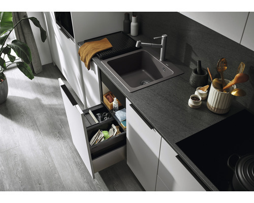 Küchenspüle mit Armatur und ausziehbarem Abfallbehälter in einer modernen Küche