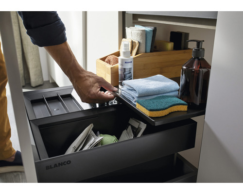 Mülltrennsystem mit Auszug, Reinigungsmittel, Spülschwamm und Tüchern