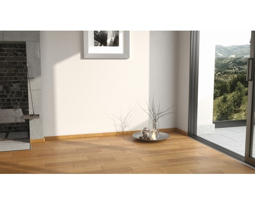 Heller Raum mit Holzboden, Kamin und Blick ins Grüne