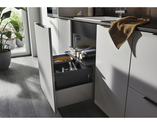 Küchenszene mit offenem Schubladensystem zur Aufbewahrung von Küchenutensilien