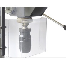 Detail einer Tischbohrmaschine mit Bohrfutter und Schutzvorrichtung