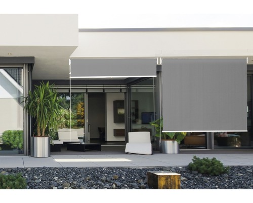 Graue Senkrechtmarkise an einer Terrassentür