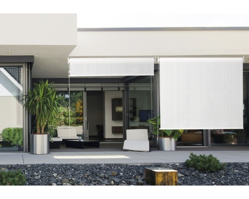 Terrasse mit Rollo als Sonnenschutz vor einem modernen Haus.