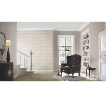 Wohnzimmer mit Sessel, Stehleuchte, Treppe und dekorativer Wandtapete
