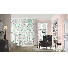 Wohnraum mit gemusterter Tapete, Sessel und Treppe