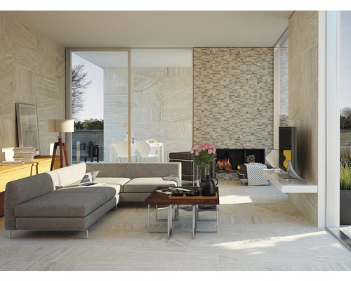 Heller Wohnraum mit Fliesenboden, Sofa, Kamin und Blick ins Freie