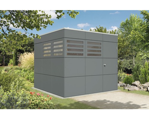 Grauer Geräteschuppen aus Metall mit Fenster im Garten.