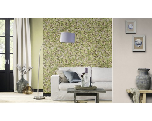 Wohnzimmer mit Sofa, Stehlampe und einer Tapete mit Steinmuster