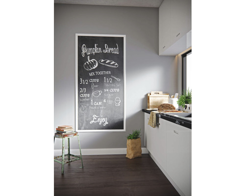 Helle Küche mit Dekoration und Kreidetafel mit Kürbisbrot Rezept