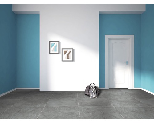 Modernes Interieur mit Fliesenboden, Tür und Dekorationen