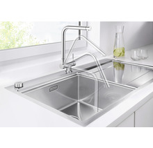 Spüle aus Edelstahl mit schwenkbarem Wasserhahn