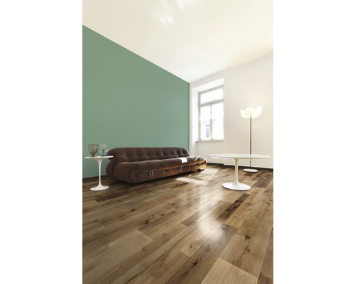 Wohnzimmer mit Holzboden, Sofa, Tisch und Stehlampe