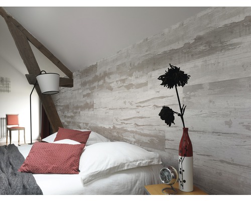 Schlafzimmer mit Wandpaneelen in Holzoptik, Bett und Dekoration