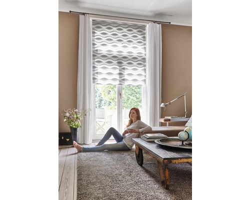 Wohnzimmer mit Fenster, Vorhängen und einem Rolladensystem mit Wellenmuster
