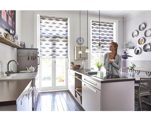 Helle Küche mit Fensterrollos mit Wellenmuster, Kücheninsel und Esstisch