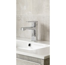 Waschbecken mit Armatur im Badezimmer