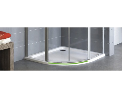 Eckdusche mit Duschwanne und Schiebetüren im Badezimmer.