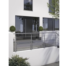 Außenansicht eines Hauses mit einem Geländer aus Edelstahl und Glas