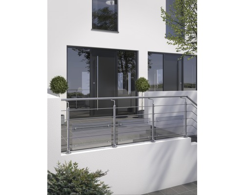 Außenansicht eines Hauses mit einem Geländer aus Edelstahl und Glas