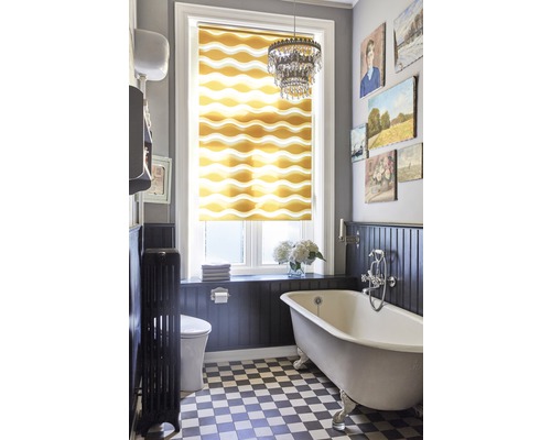 Badezimmer mit Badewanne, Toilette, Heizkörper, Fenster mit Rollo und Schachbrettfliesen