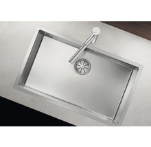 Spülbecken aus Edelstahl mit Wasserhahn