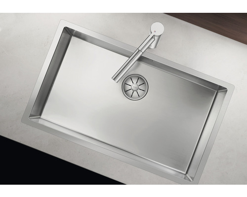 Spülbecken aus Edelstahl mit Wasserhahn