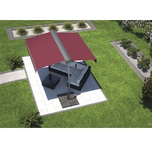 Szene mit Ampelschirm, Terrassenmöbeln und Gartengestaltung
