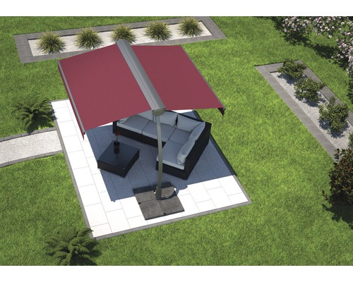 Szene mit Ampelschirm, Terrassenmöbeln und Gartengestaltung