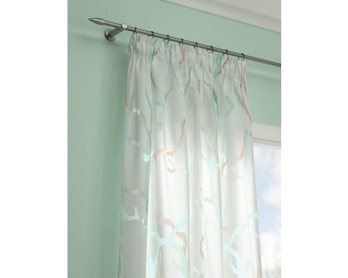 Gardine mit Muster an einer Gardinenstange