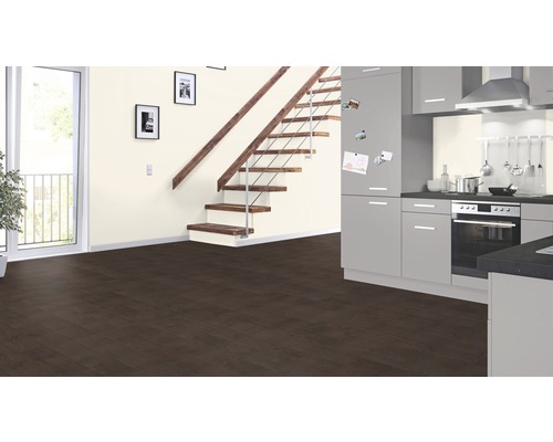 Heller Raum mit dunklem Laminatboden, Treppe und Küchenzeile