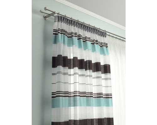 Gardine mit Streifenmuster an einer doppelten Gardinenstange