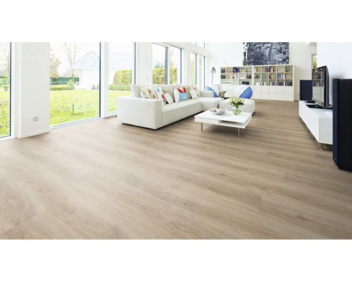 Heller Holzboden in einem modernen Wohnzimmer mit Sofa und Fenstern